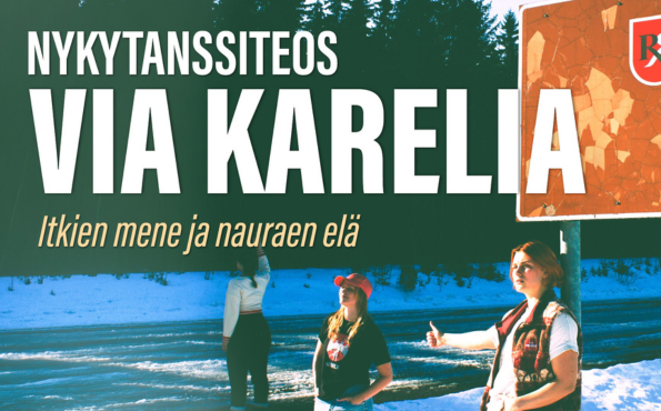 Kolme naista seisoo lumisella tienpientareella liftaamassa kyytiä.